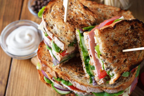 Peynirli ve jambonlu sandviç — Stok fotoğraf