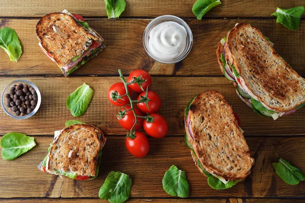 Peynirli ve jambonlu sandviç — Stok fotoğraf