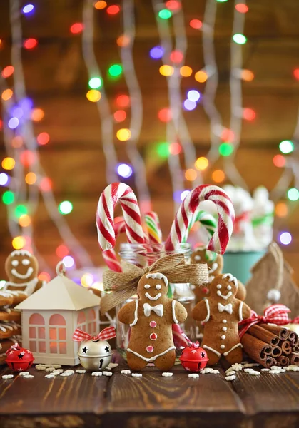 Composición navideña con varias decoraciones — Foto de Stock