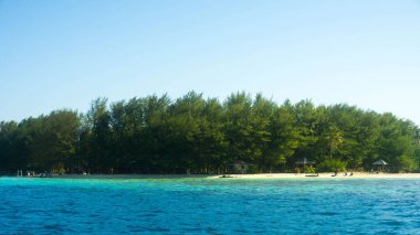 yeşil ağaç ve beyaz mavi deniz kum karimun jawa Endonezya ile uzak bir ada