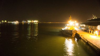 gece karanlık gökyüzü merkezi Java ile bağlantı noktasındaki geleneksel tekne semarang Endonezya