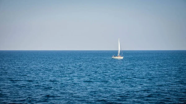 Sailing Boat Blue Sea Blue Sky White Boat Alone Karimun — Stock Photo, Image