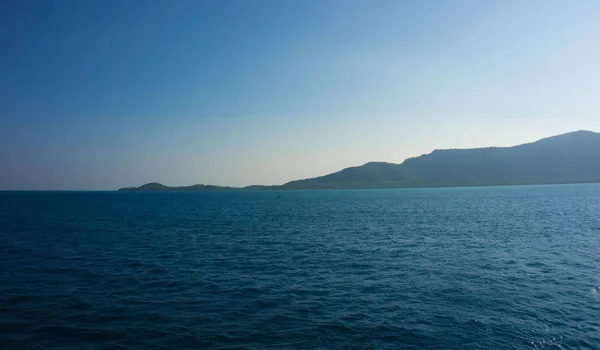 Uma Ilha Azul Meio Mar Com Cor Tema Azul Karimun — Fotografia de Stock