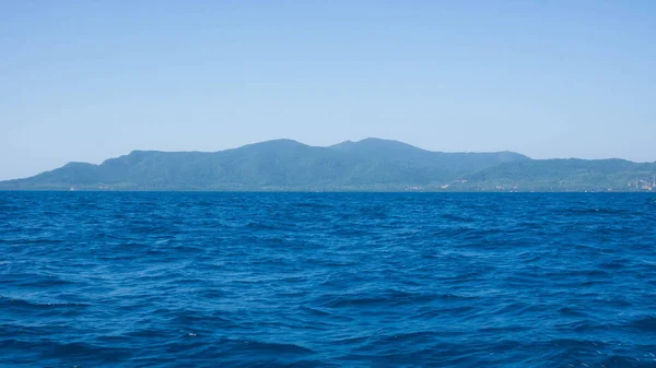 Mar Azul Profundo Com Ilha Distância Com Onda Água Média — Fotografia de Stock