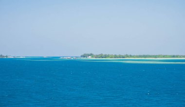 derin mavi denize mesafe karimun jawa Endonezya adasında geleneksel ev ile bir ada