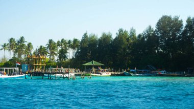 yeşil ağaçlı geleneksel bağlantı noktası Limanı ile küçük bir ada karimun jawa Adası üzerinde arka plan