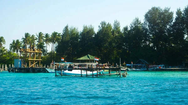 Ένα Παραδοσιακό Λιμάνι Γαλάζιο Και Πράσινο Δέντρο Στην Παραλία Στο — Φωτογραφία Αρχείου