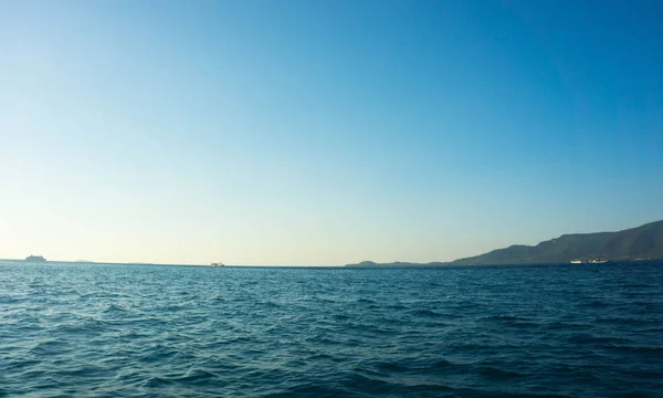 Uma Pequena Ilha Ver Distância Com Mar Azul Céu Claro — Fotografia de Stock