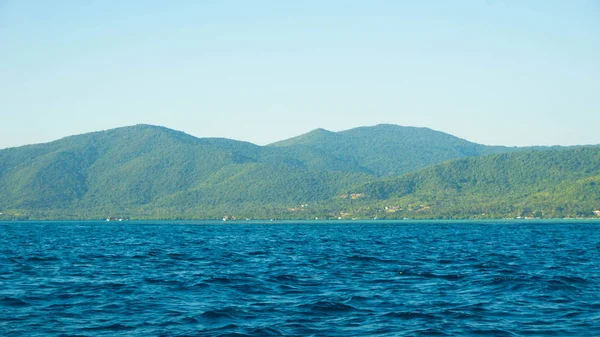 Uma Grande Ilha Verde Com Mar Escuro Azul Profundo Ilha — Fotografia de Stock