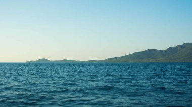 gün ışığında derin mavi karanlık deniz manzaralı küçük ada açık gökyüzü karimun jawa Endonezya
