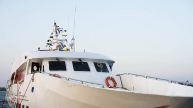 tekne açık beyaz renk karimun jawa Endonezya bağlantı noktasında açık gökyüzü ile