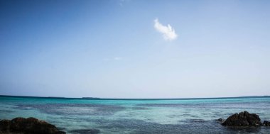 saydam renk ve karimun jawa Endonezya açık mavi gökyüzü ile çevre sahilde mavi deniz