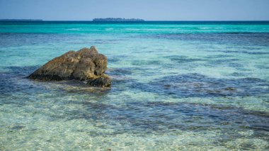 mavi ve yeşil gezinti su karimun jawa Endonezya kumsalda ile dar plaj denize taş
