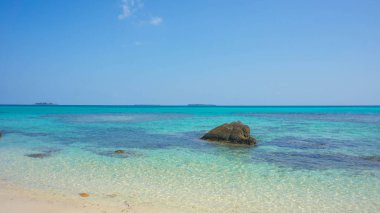 taş suyla çok mavi ve berrak gökyüzü karimun jawa Adası Endonezya kumsalda