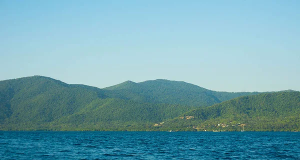 Grande Ilha Verde Com Mar Azul Profundo Ilha Tropical Karimun — Fotografia de Stock