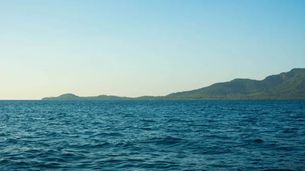 Pequena Ilha Com Azul Profundo Vista Mar Escuro Distância Céu — Fotografia de Stock