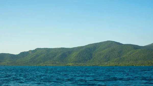 Groot Eiland Met Diepe Blauwe Zee Van Donkere Heldere Hemel — Stockfoto