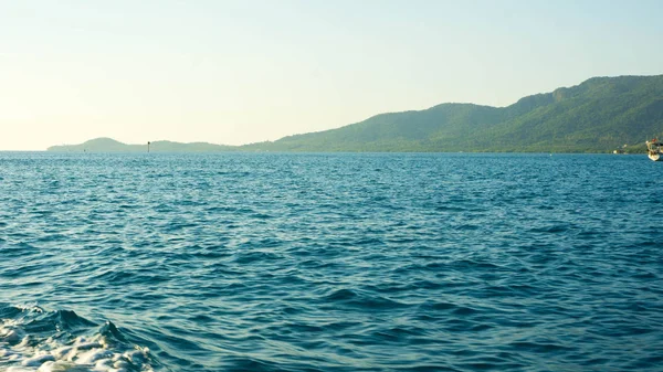 Ilha Verde Com Mar Azul Escuro Distância Karimun Jawa Indonésia — Fotografia de Stock