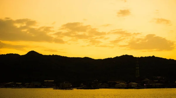 Céu Amarelo Nascer Sol Com Sombra Preta Ilha Grande Reflexão — Fotografia de Stock