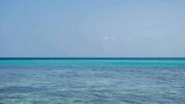 Şeffaf Açık Mavi Yeşil Deniz Karimun Jawa Endonezya Berrak Gökyüzü — Stok fotoğraf