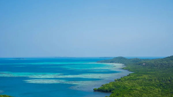 Green Island Blue Water Sea Turquoise Horizon Coastline Clear Sky — Stock Photo, Image