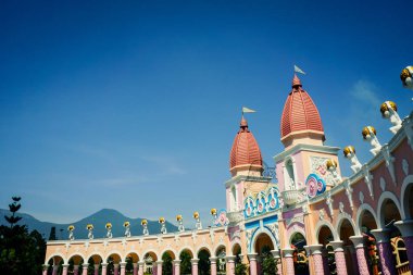 puncak bogor Endonezya'da arka plan olarak dağ ve mavi gökyüzü ile bina Küçük Venedik geçidi