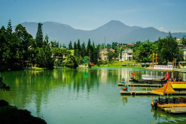 tekne ve yeşil ağaç orman Dağı Endonezya'da arka plan olarak bir göl