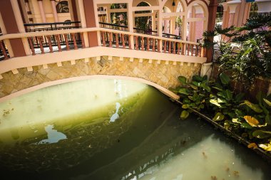 yeşil bush ve Endonezya şehir şehrin ortasında nehir ile dar köprü