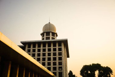 İstiklâl Camii için Müslüman tarafında yeşil ağaçlı dua Endonezya