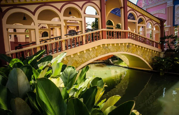 Puente Estrecho Con Arbusto Verde Río Centro Ciudad Indonesia — Foto de Stock