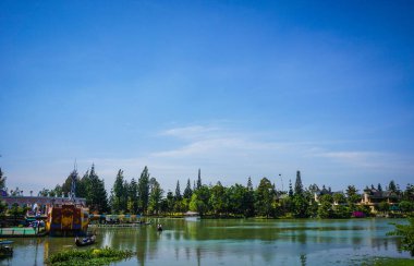 masmavi bir gökyüzü yeşil Göl su ve orman olarak Endonezya - arka plan ile fotoğraf