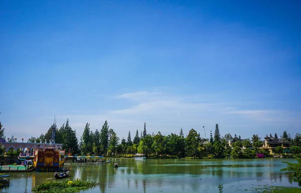 masmavi bir gökyüzü yeşil Göl su ve orman olarak Endonezya - arka plan ile fotoğraf