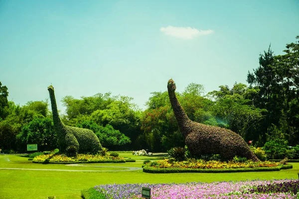 Estatua Réplica Brontosaurio Hecha Bosque Verde Natural Árbol Con Cielo — Foto de Stock