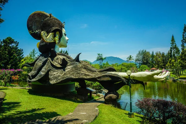 Uma Estátua Mulher Muito Grande Parque Verde Frente Grande Lago — Fotografia de Stock