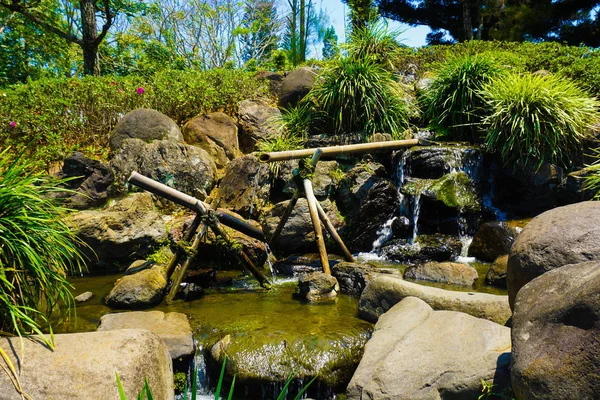 Estilo Japonés Japonés Graden Con Línea Tubería Bambú Agua Con — Foto de Stock