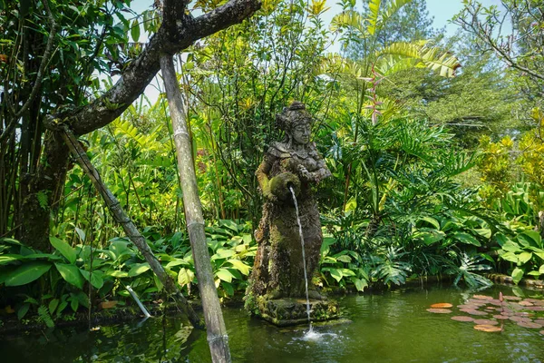 Una Estatua Piedra Mujer Parque Del Jardín Bali Verter Agua — Foto de Stock