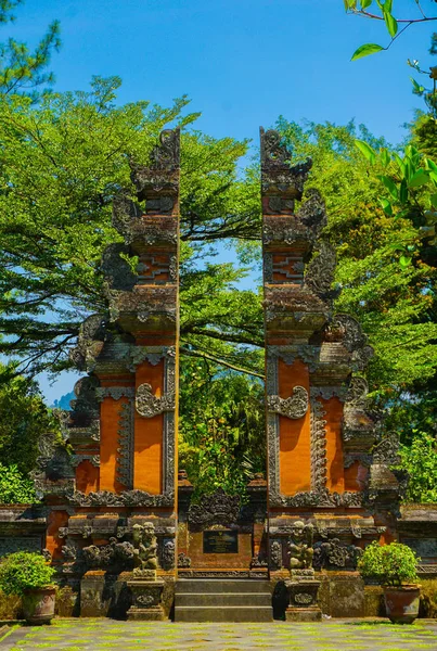 Puerta Bali Indonesia Con Estilo Ladrillo Rojo Árbol Verde Sobre — Foto de Stock