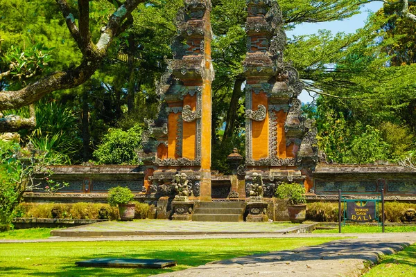 Bali Tradicional Puerta Con Hierba Verde Gran Árbol Tropical Estilo — Foto de Stock