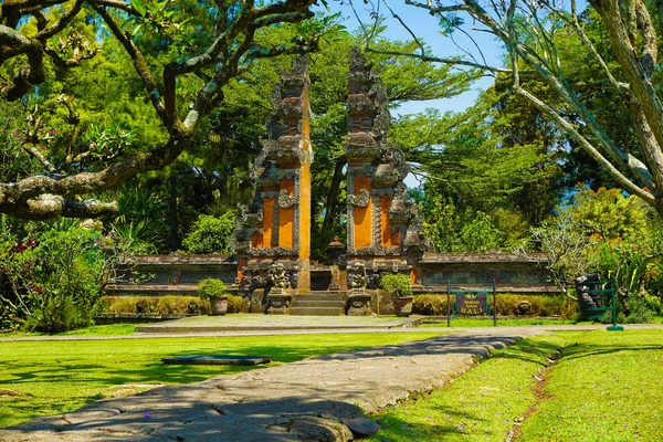 Bali Puerta Tradicional Con Camino Piedra Hierba Verde Foto Indonesia — Foto de Stock