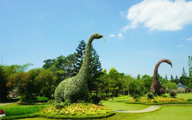 dinozor brontosaurus büyük heykel yaprak yeşil bitki ve ağaç bush - bogor Endonezya yapılan