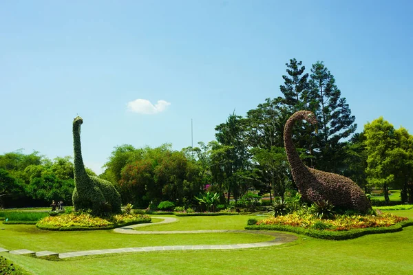 Brontossauro de dinossauro no jardim verde da floresta - indonésia de bogor — Fotografia de Stock