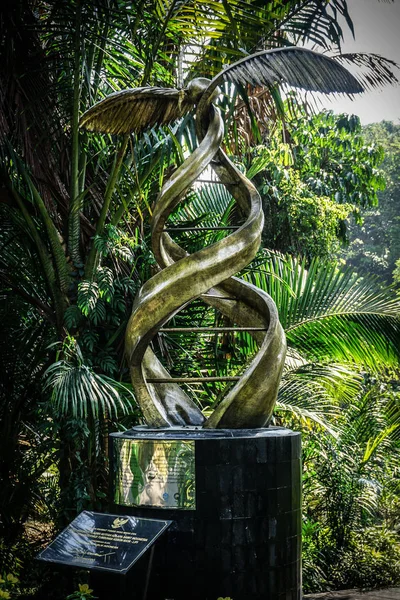 BOGOR, INDONESIA - 21 AGOSTO 2018 una estatua de aceite crudo de palma monumento en el jardín botánico de Bogor en Indonesia — Foto de Stock
