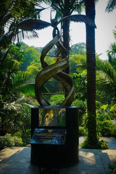 BOGOR, INDONÉSIA - AGOSTO 21 2018 um monumento de estátua de óleo cru de palma no jardim botânico de bogor na indonésia — Fotografia de Stock