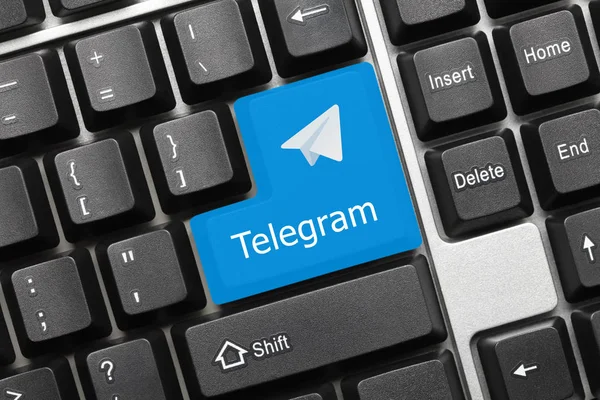 Vue Rapprochée Sur Clavier Conceptuel Telegram Touche Bleue Avec Logotype Photos De Stock Libres De Droits