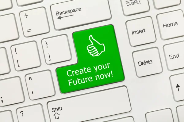 白色概念键盘上的特写视图 立即创建您的未来 绿色键 — 图库照片