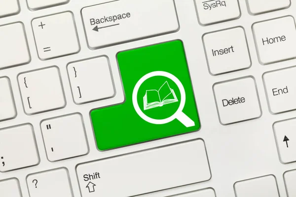 白色概念键盘的特写视图 带有放大镜和书籍符号的绿色键 — 图库照片