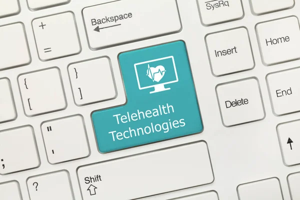 白色概念键盘的特写视图 远程保健技术 蓝色键 — 图库照片