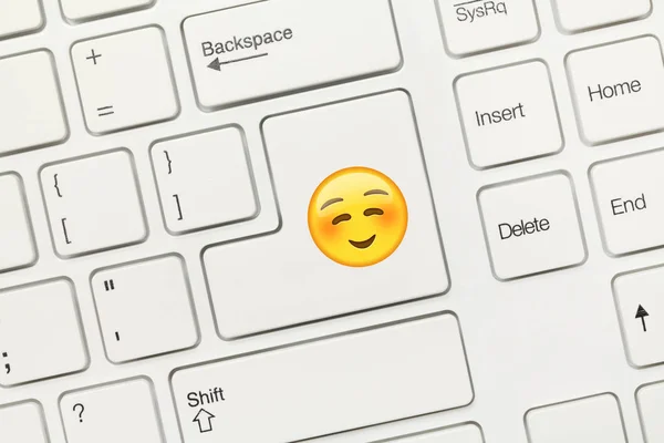 Närbild Vita Konceptuella Tangentbord Nyckel Med Rouge Emoji Symbol — Stockfoto