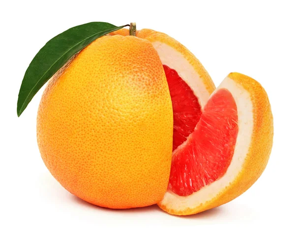 Один спелый грейпфрут с ломтиком и листом (изолирован ) — стоковое фото