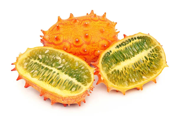 Un kiwano entero y dos mitades maduras (aislado ) —  Fotos de Stock